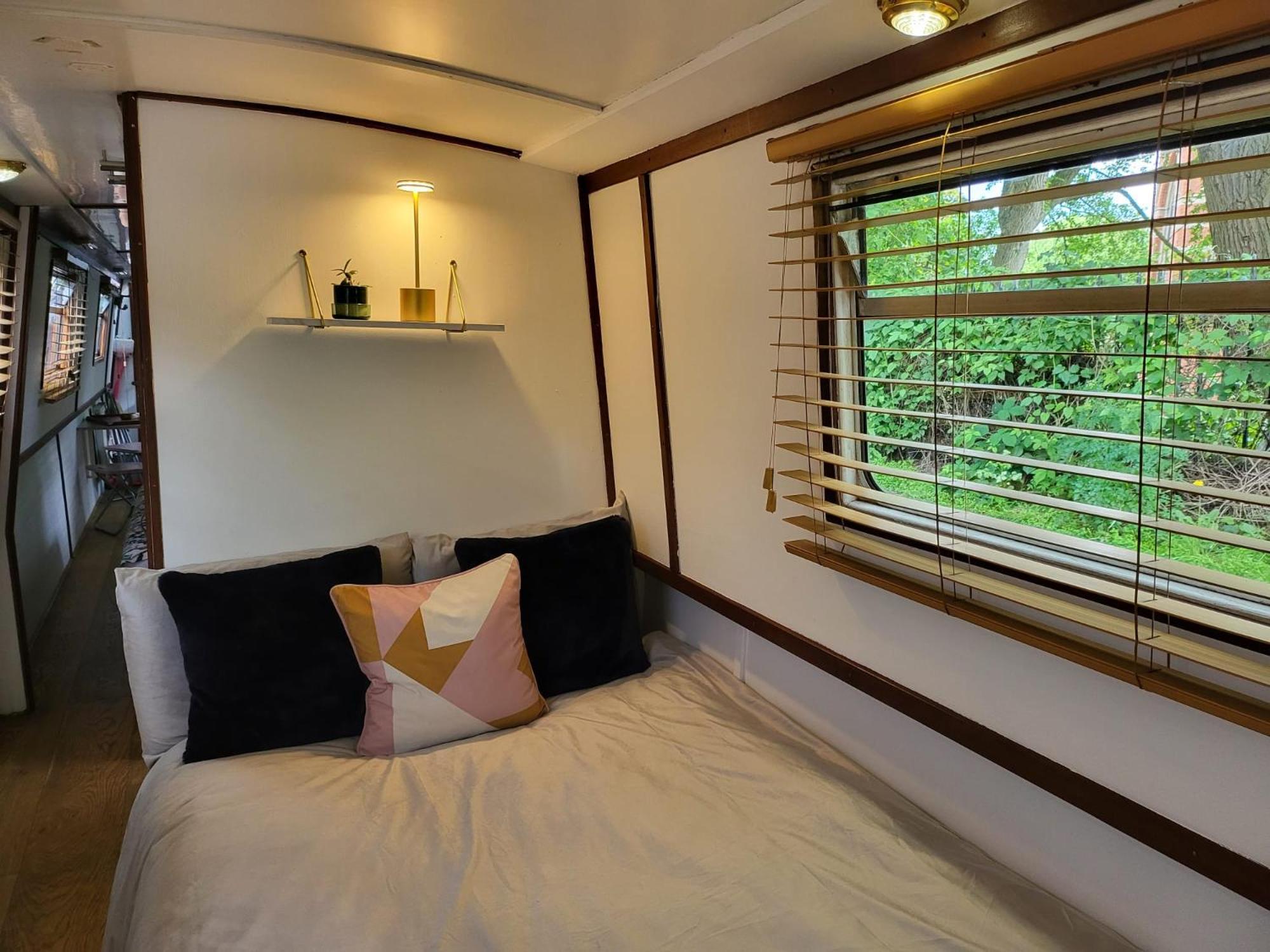 Lovely Canal Boat In Little Venice For Family & Friends London Exterior photo